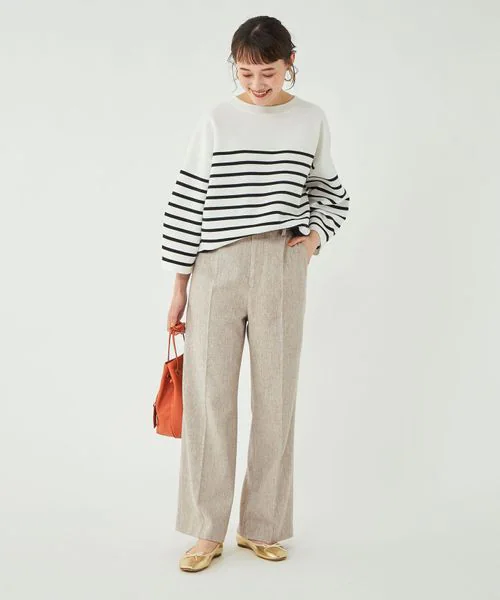 ワイドパンツとボーダートップスを着た女性