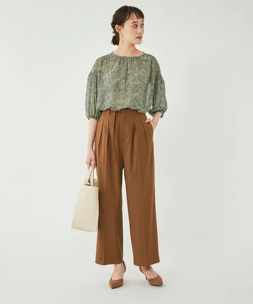 ブラウンのワイドパンツをはいた女性