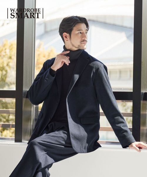 スーツにタートルネックを着た男性