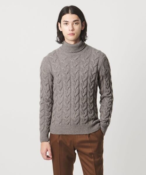 ケーブル編みのタートルネックセーター