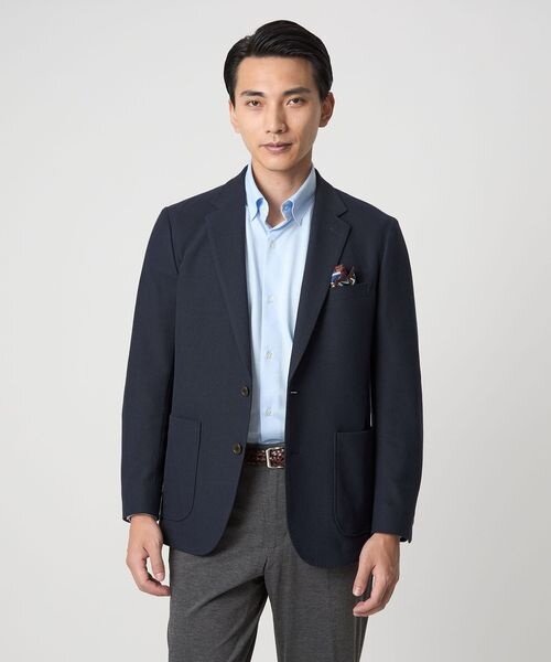 ノータイでオックスフォードシャツを着ている人