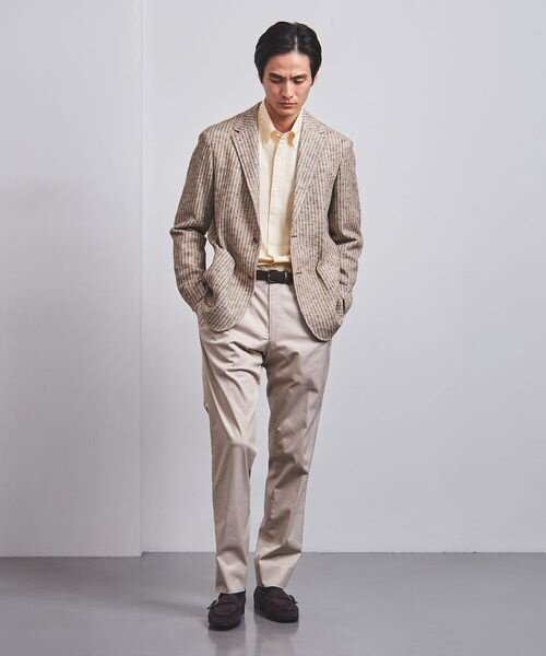 イエローのオックスフォードシャツをインナーに着た男性