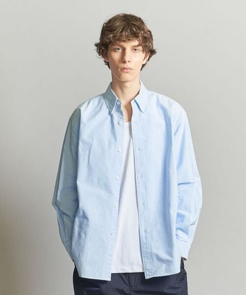 オックスフォードシャツを着た男性