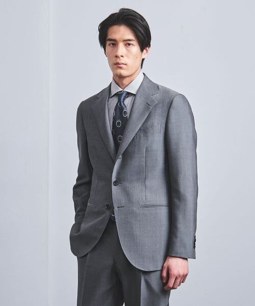 グレースーツを着た男性