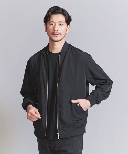 黒のMA-1を着た男性