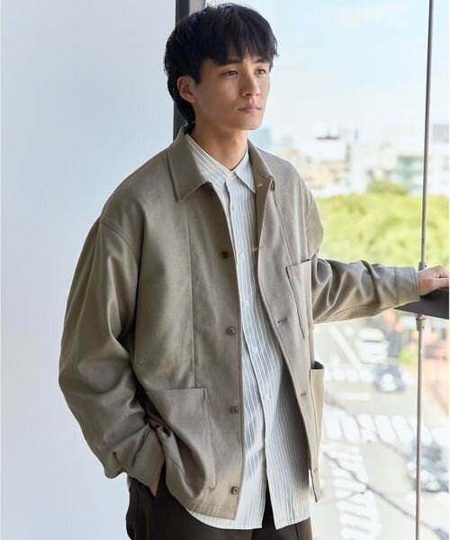シャツとブルゾンをあわせた男性