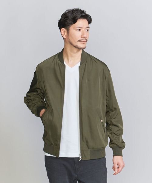 カーキ系のMA-1を着た男性