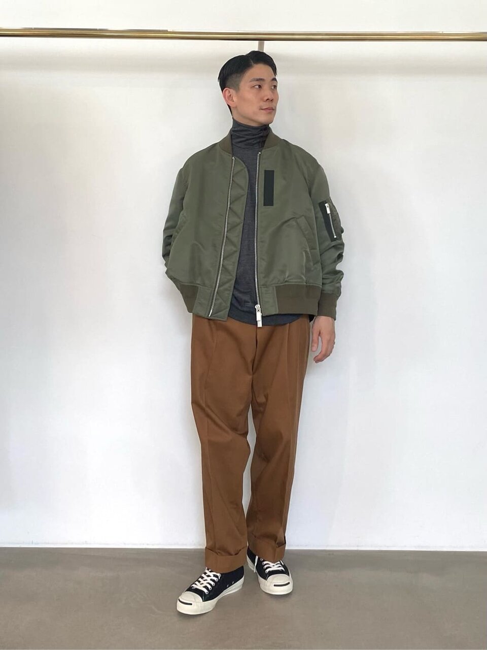 オリーブのMA-1×チノパンツのコーデ
