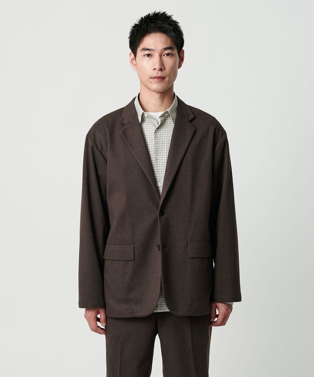 ゆとりのあるシルエットで肩の位置を落としたカジュアルジャケット。