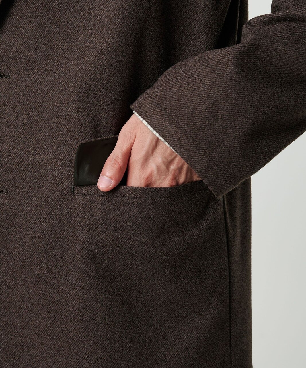 フラップ付きのポケットを備えたスッキリとしたデザインです。