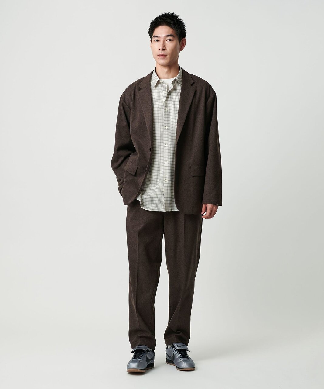 合わせるアイテム次第でオンオフ兼用でお楽しみいただけるアイテムです。