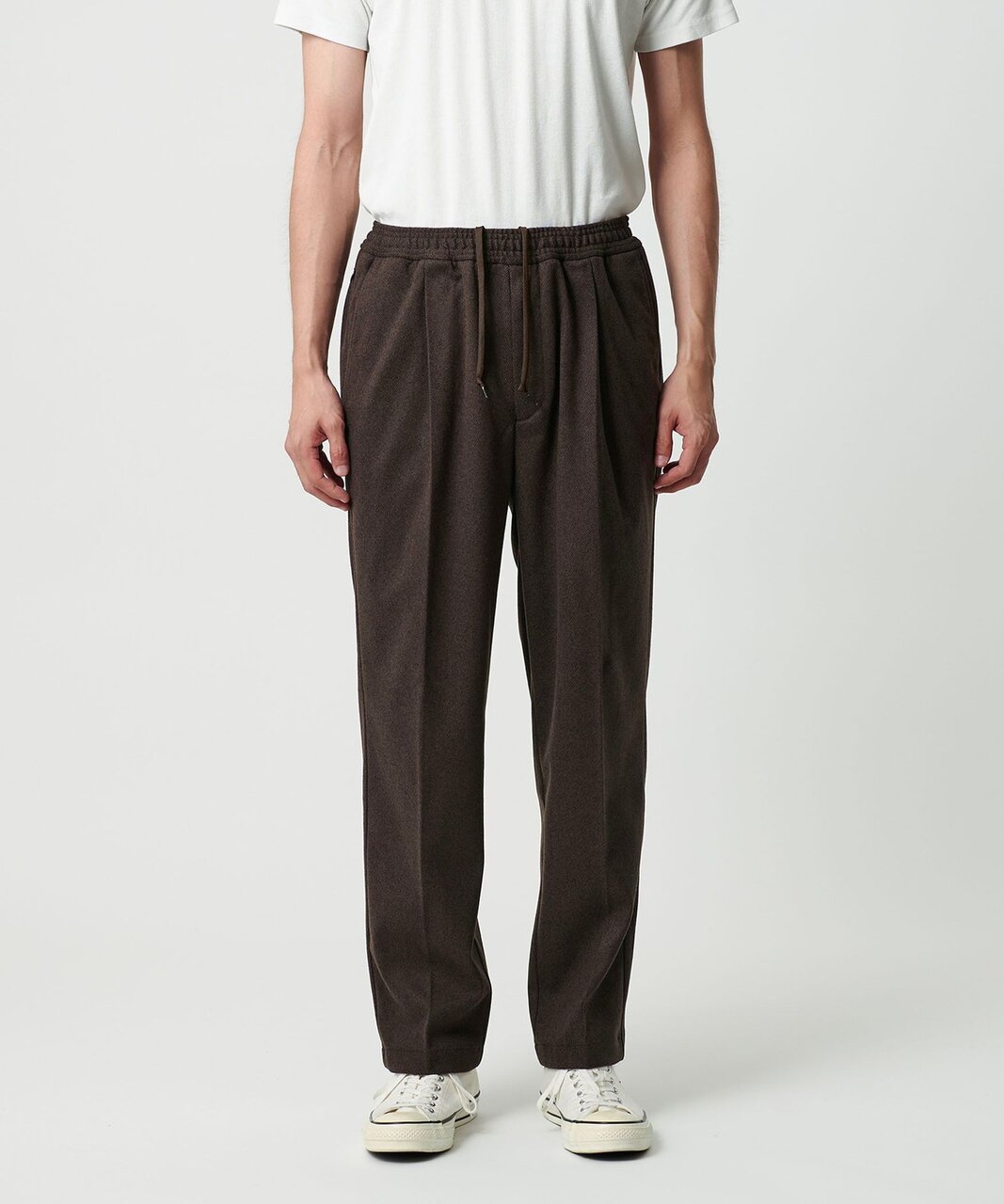 タックを入れてテーパードを強調したデザイン