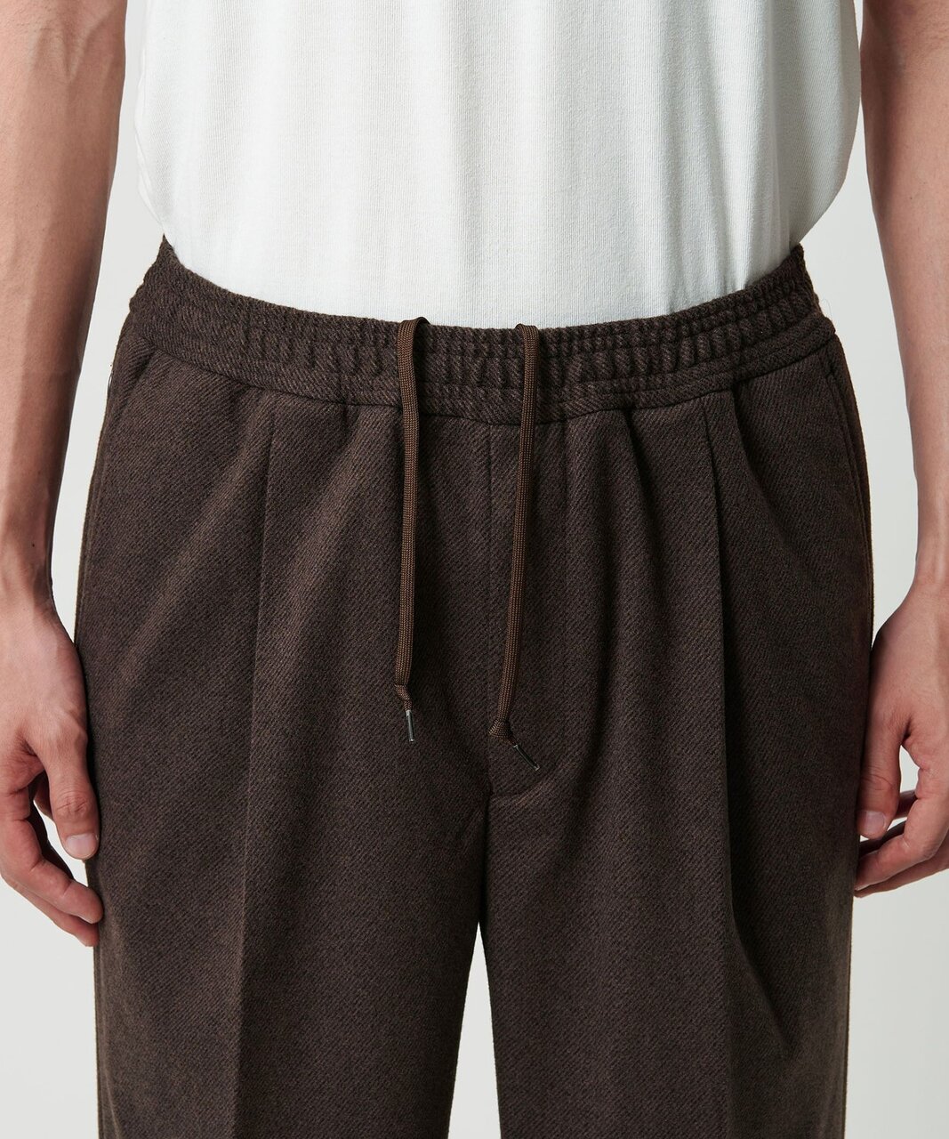 きれいめパンツな仕上がりながら、ウエストはイージー仕様