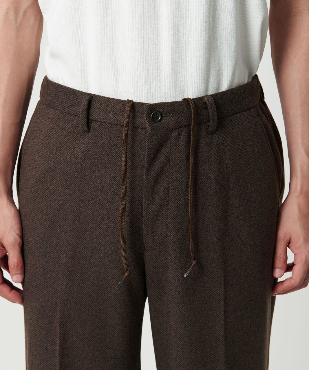 前から見るとベルトループ付きウエスト