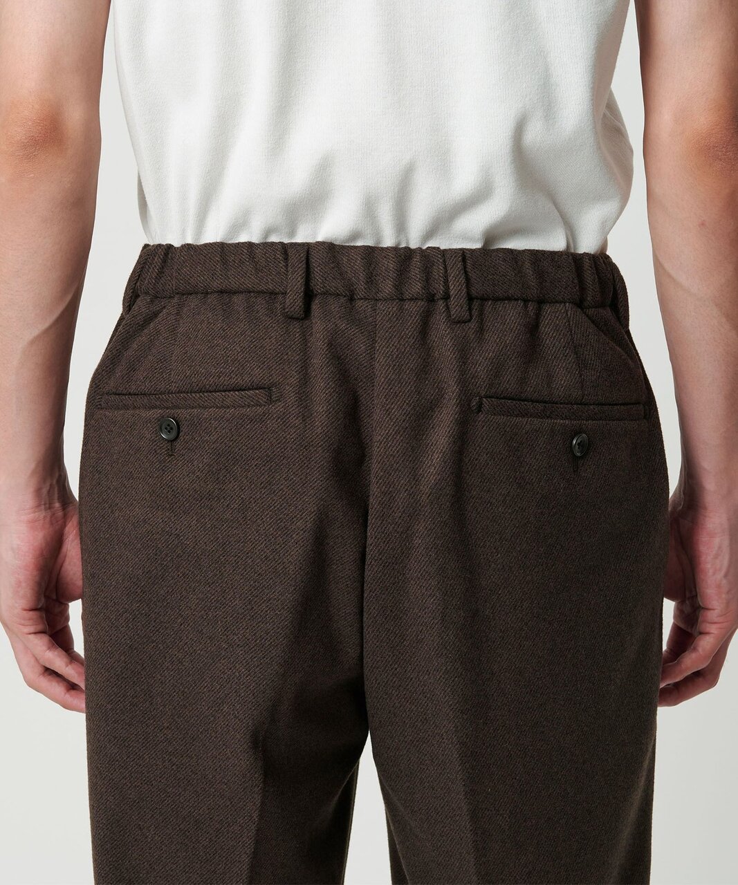 ウエスト後部は、ゴムを入れたイージーな仕様