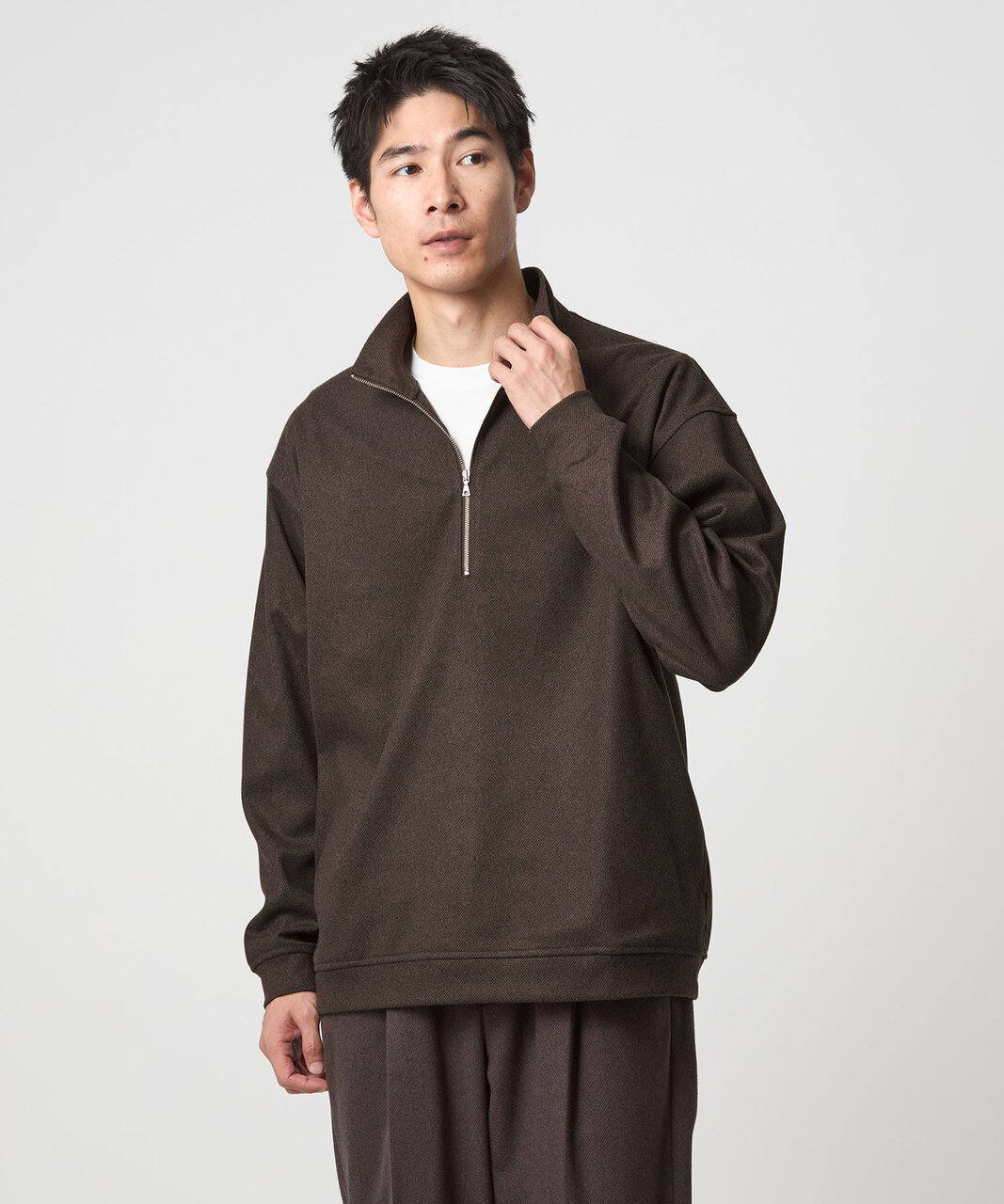 適度にゆとりを持たせたシルエットなので、1枚着としての着用だけでなくアウターのインナーにもおすすめ