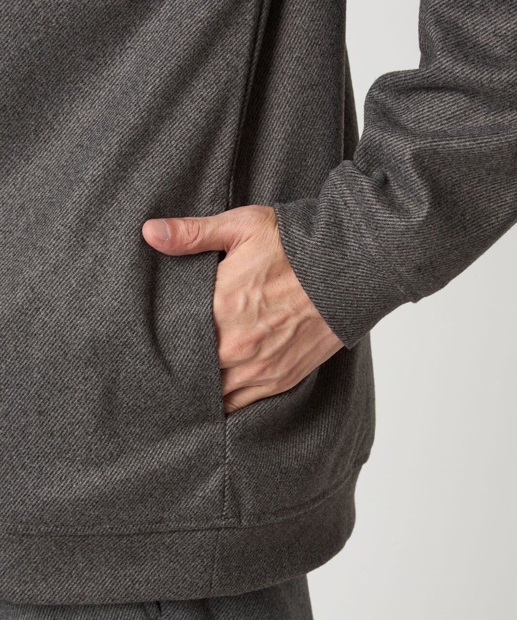 シームポケットを左右に配置した、主張を抑えたデザインもポイント