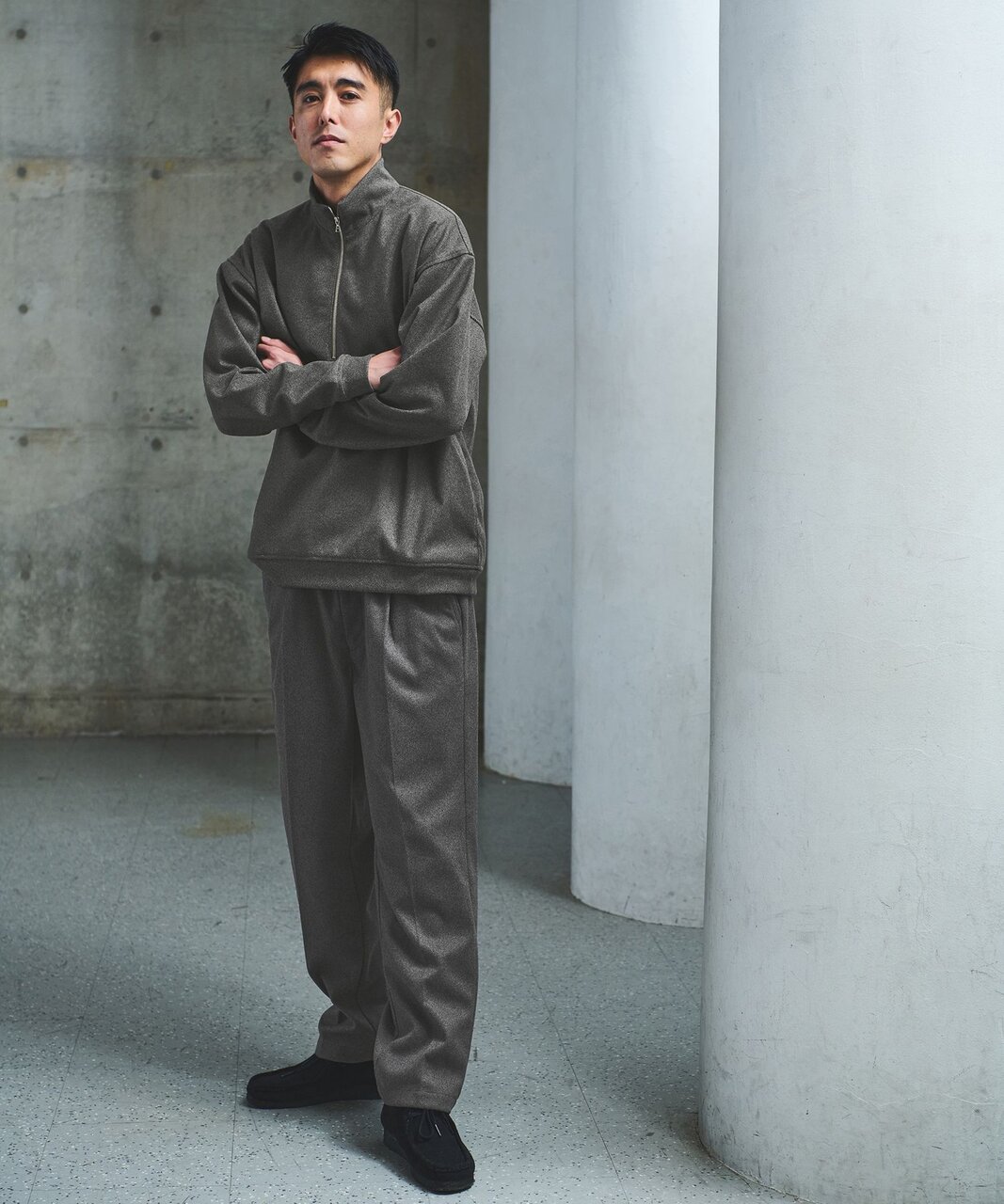 同じシリーズのパンツと合わせたスタイル