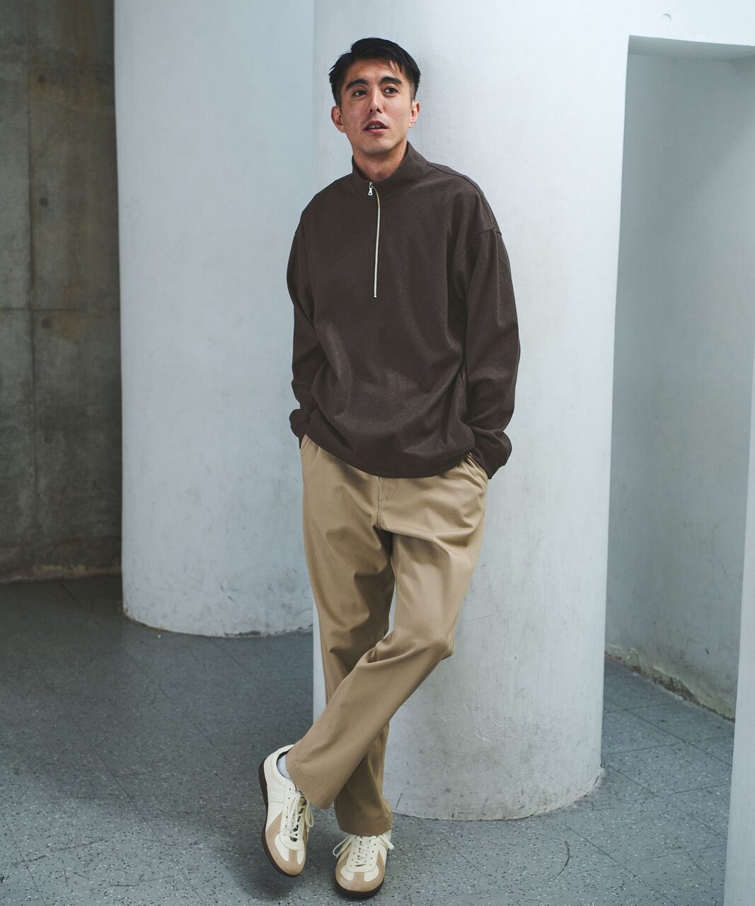 カジュアルなパンツと合わせても大人カジュアルにまとまるアイテム