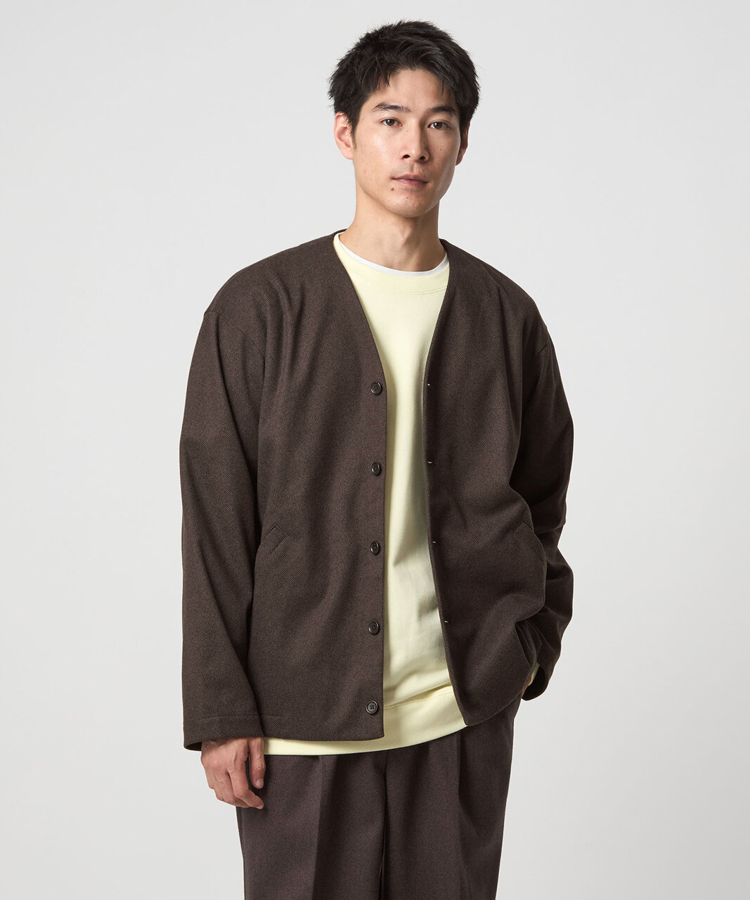 ノーカラー仕様の襟にすることで、合わせるインナーに悩まず着用可能