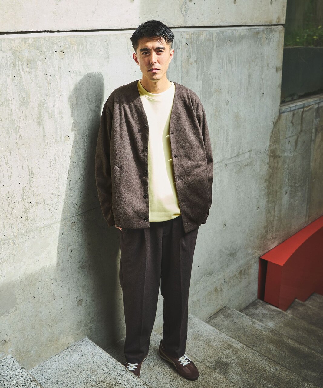 同シリーズのパンツと合わせたセットアップスタイル