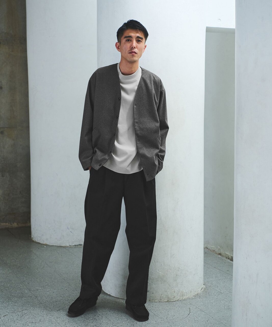 モックネックのトップスと合わせた大人カジュアルスタイル