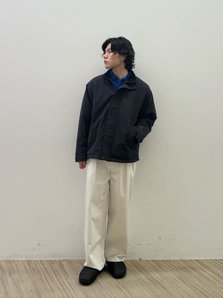 ブルゾン×白パンツのコーデ