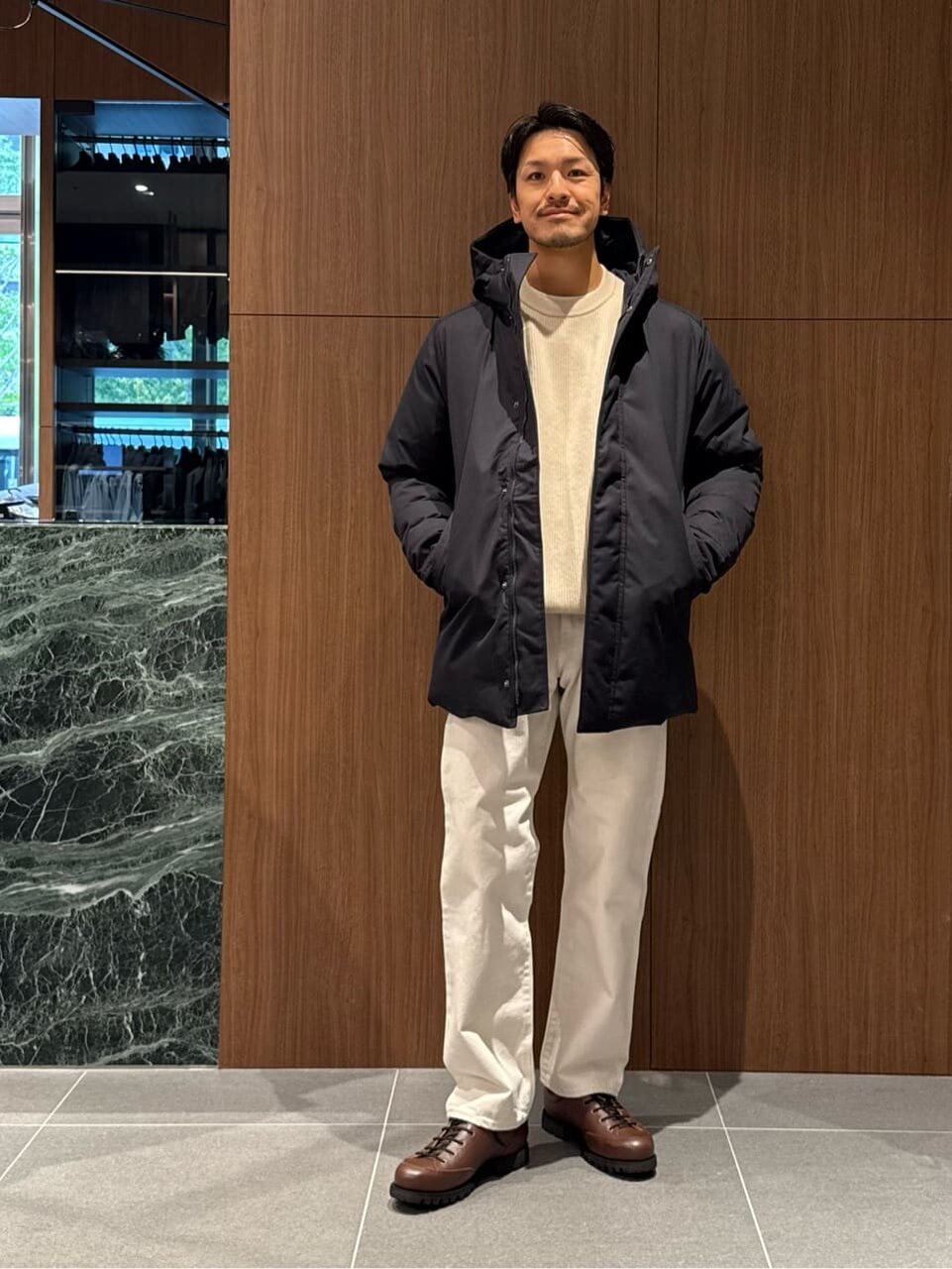 ネイビーのダウンジャケット×白パンツのコーデ