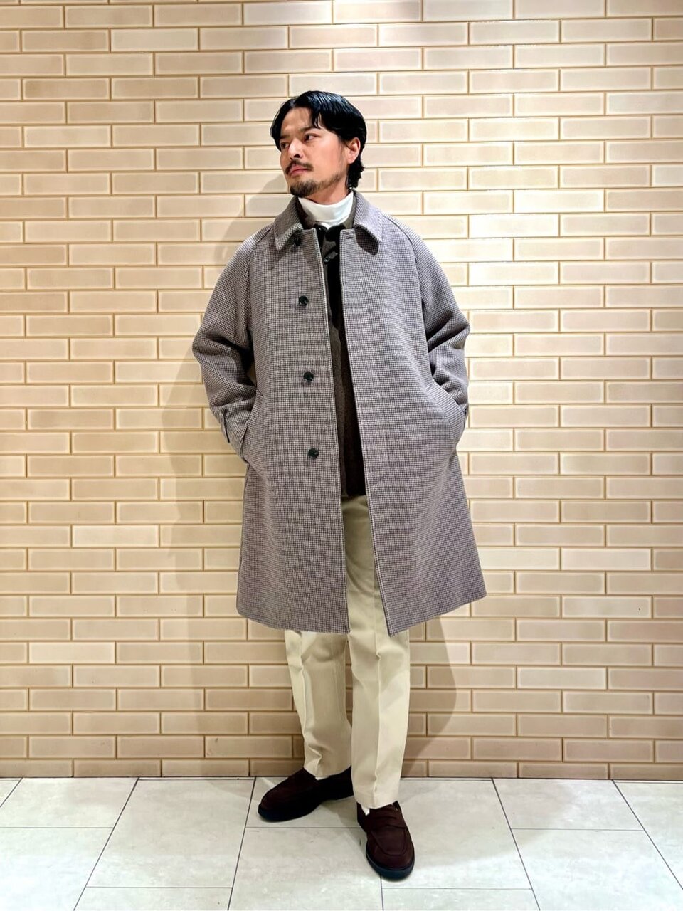 千鳥格子柄のステンカラーコート×白パンツのコーデ