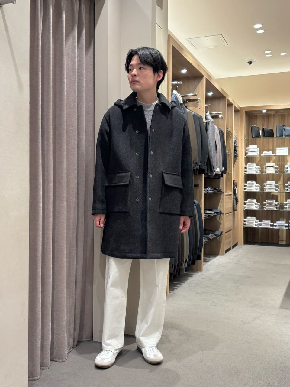 ヘリンボーン柄のダッフルコート×白パンツのコーデ