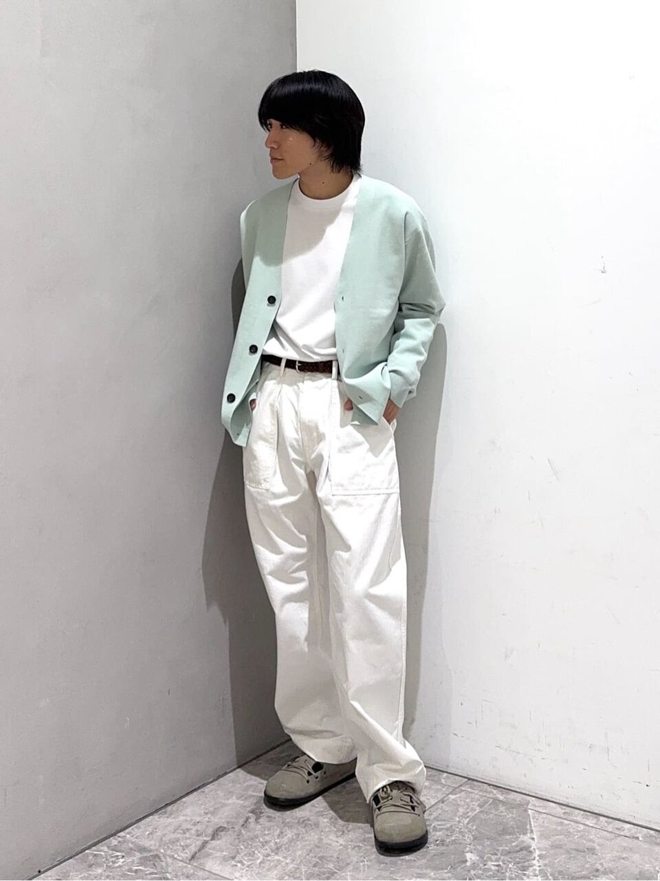 ロングスリーブTシャツ×白パンツのコーデ