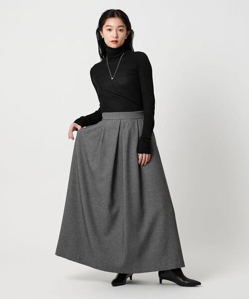 グレーのスカートをはいた女性