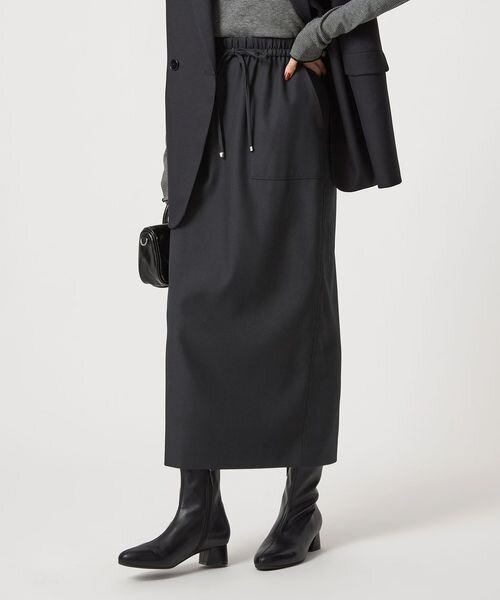 グレーのタイトスカートをはいた女性