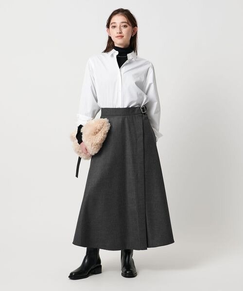 白のシャツ×濃いグレーのスカート