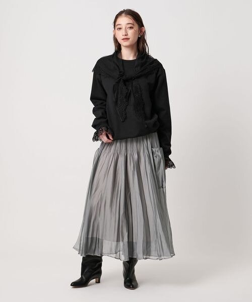 黒のトップス×ライトグレーのスカート