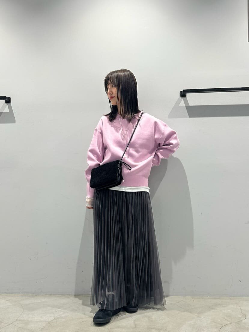 ライトピンクのニット×濃いグレーのチュールスカートのコーデ