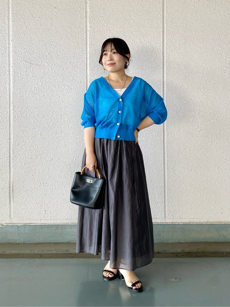 ターコイズのカーディガン×濃いグレーのギャザースカートのコーデ