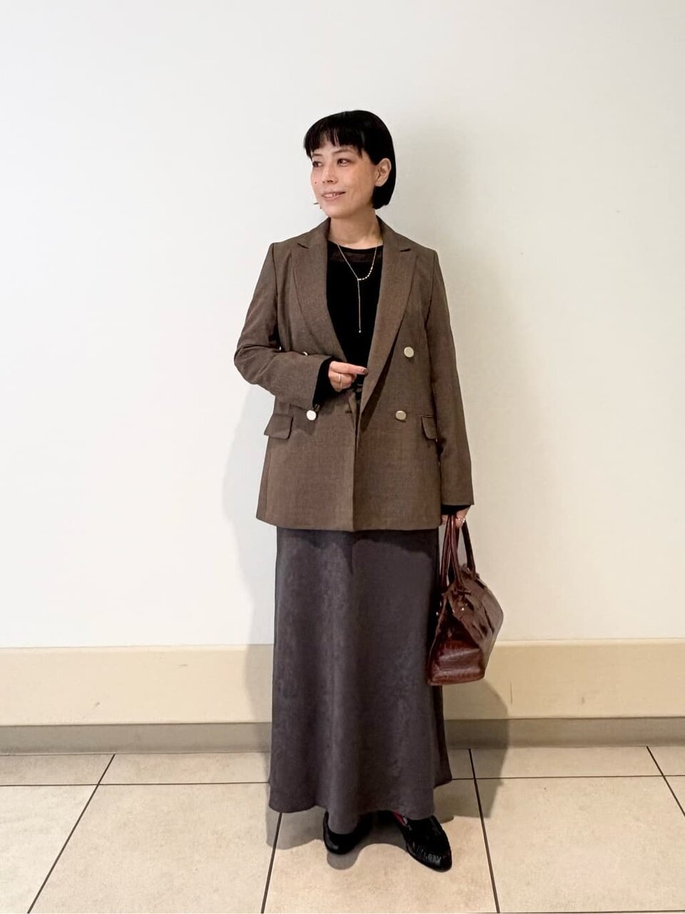 チェック柄のジャケット×濃いグレーのナロースカートのコーデ