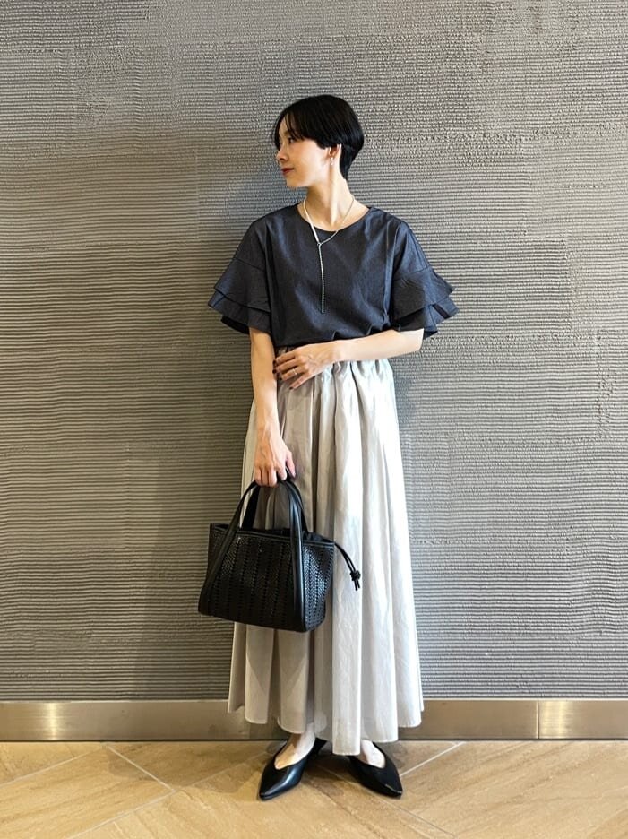 シャンブレーカラーのカットソー×ライトグレーのシアースカートのコーデ