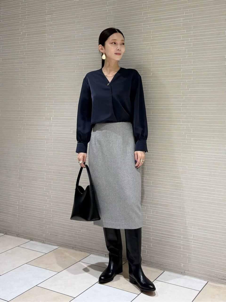 ネイビーのブラウス×ライトグレーのタイトスカートのコーデ