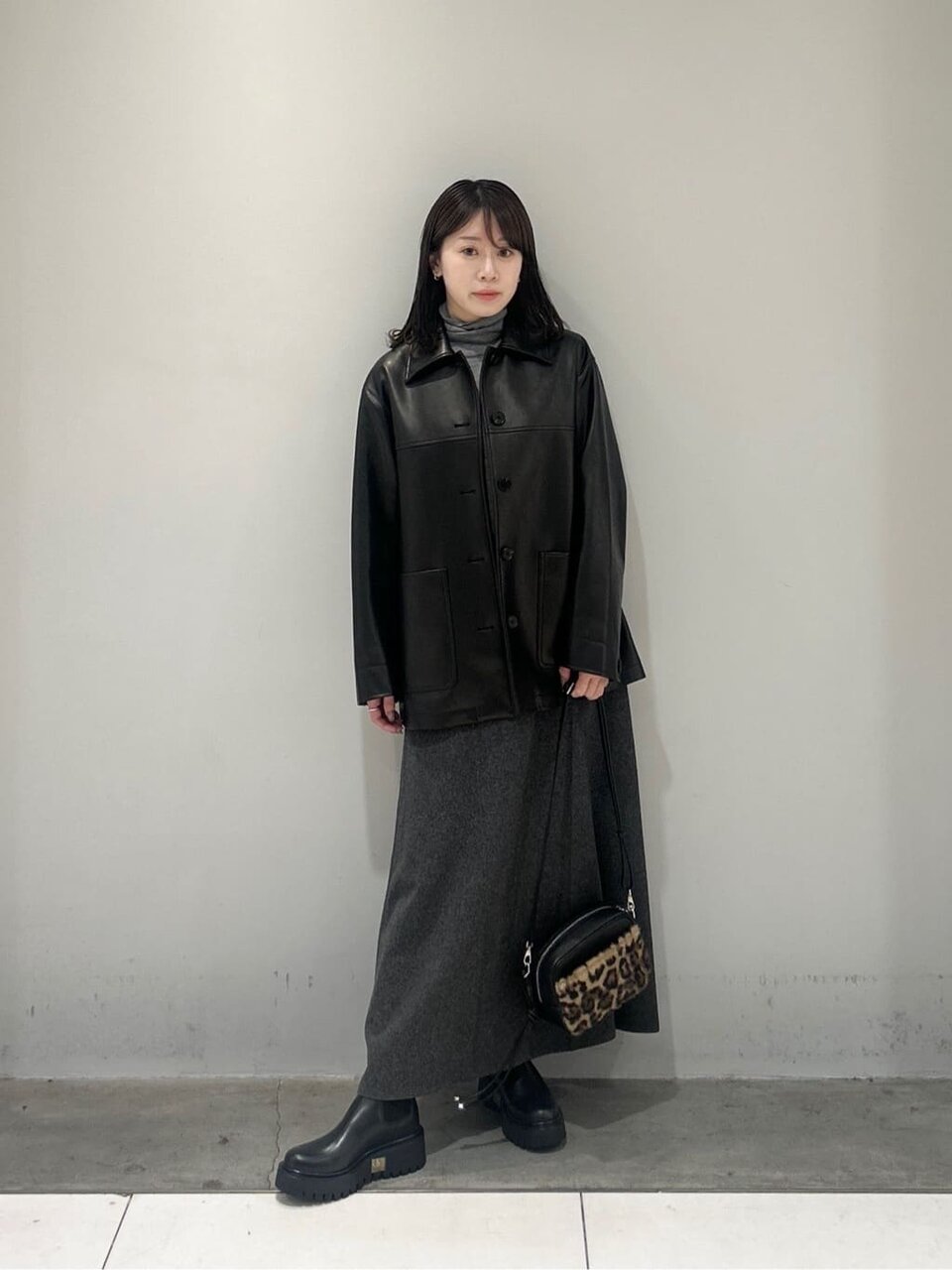 カバーオールジャケット×グレーのフレアスカートのコーデ