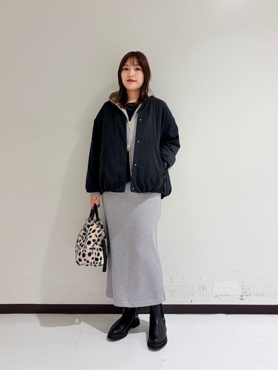 黒のパフィーブルゾン×グレーのタイトスカートのコーデ