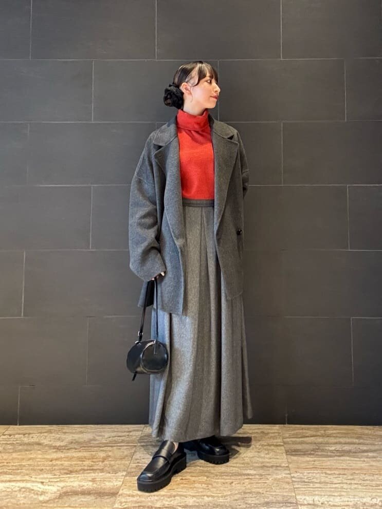グレーのリバーコート×グレーのタックスカートのコーデ