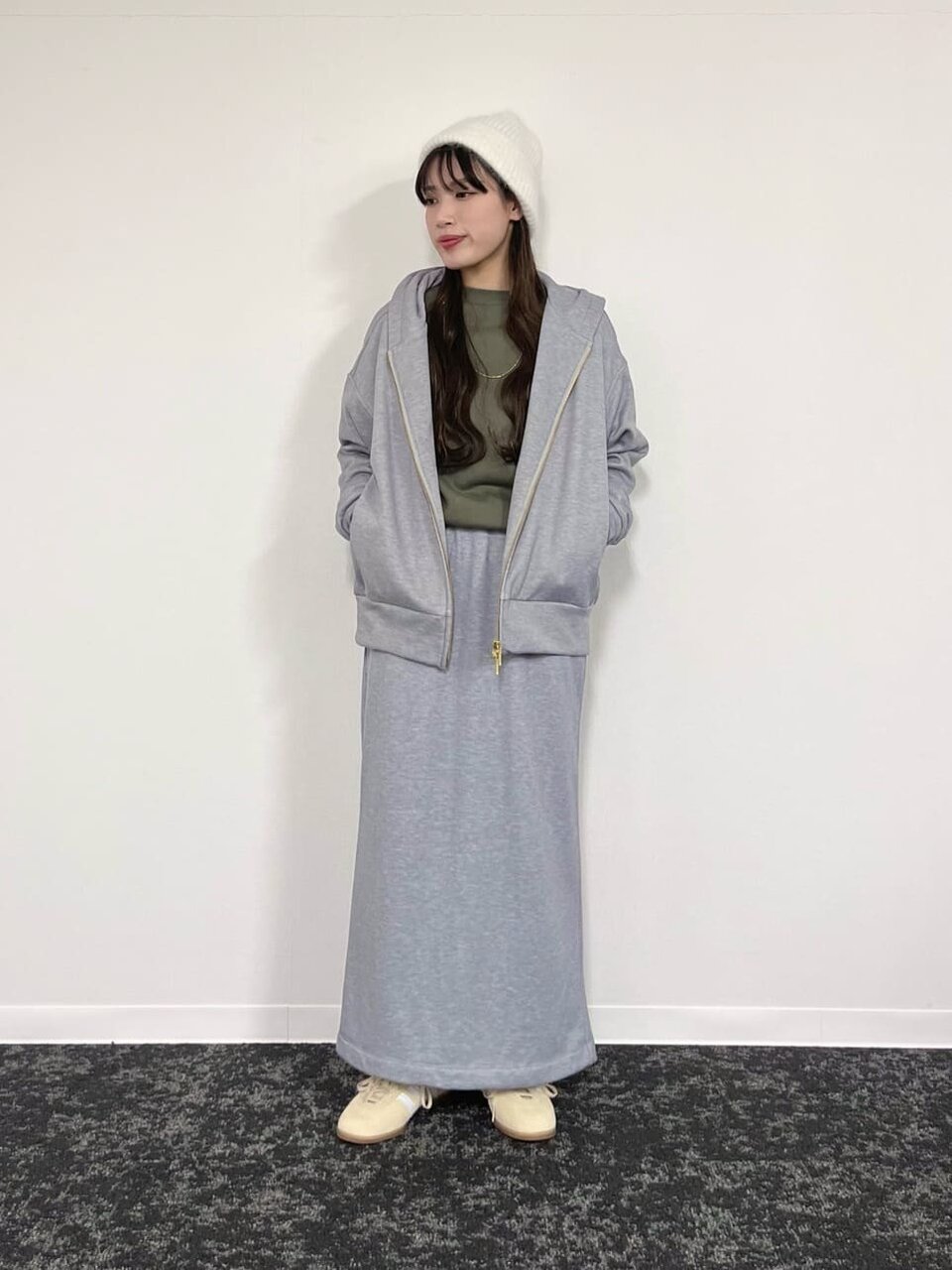 ライトグレーのパーカー×ライトグレーのタイトスカートのコーデ