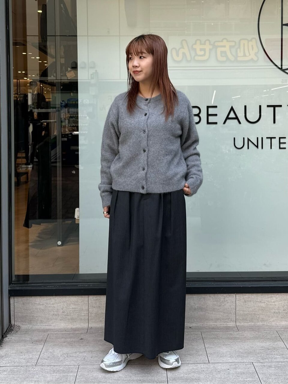 ライトグレーのカーディガン×ダークグレーのスカートのコーデ