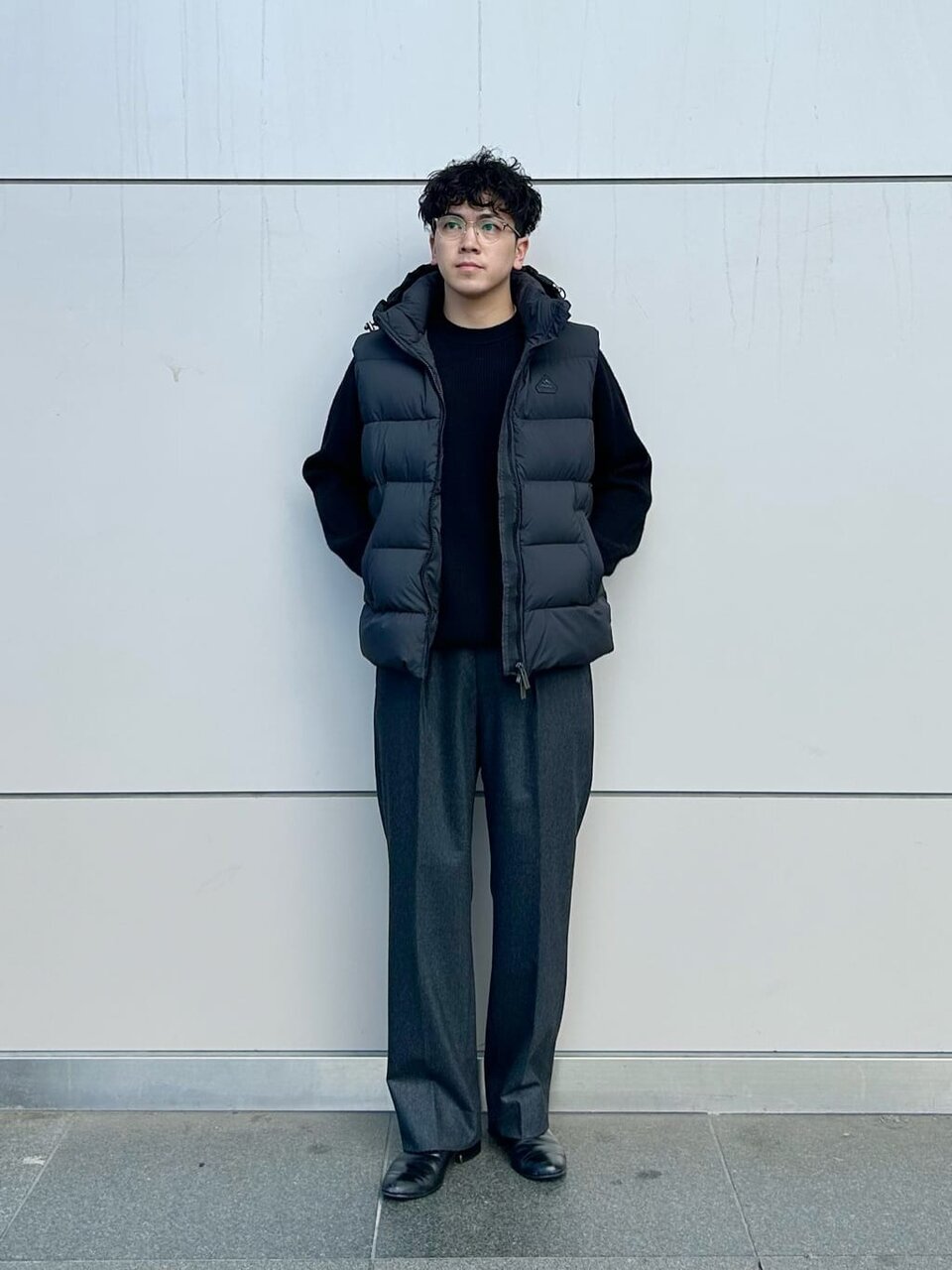 黒のダウンベストを着た男性