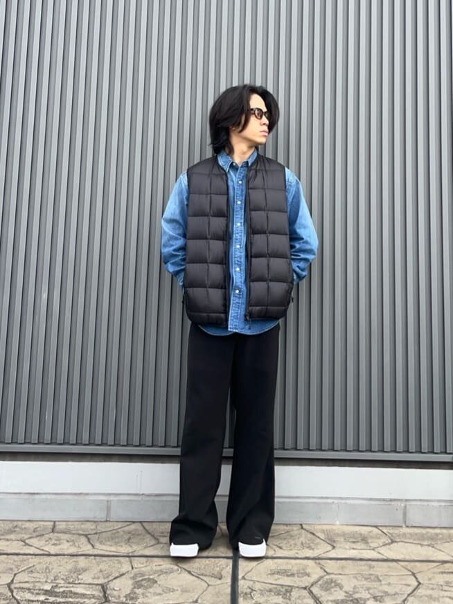 黒のダウンベストを着た男性