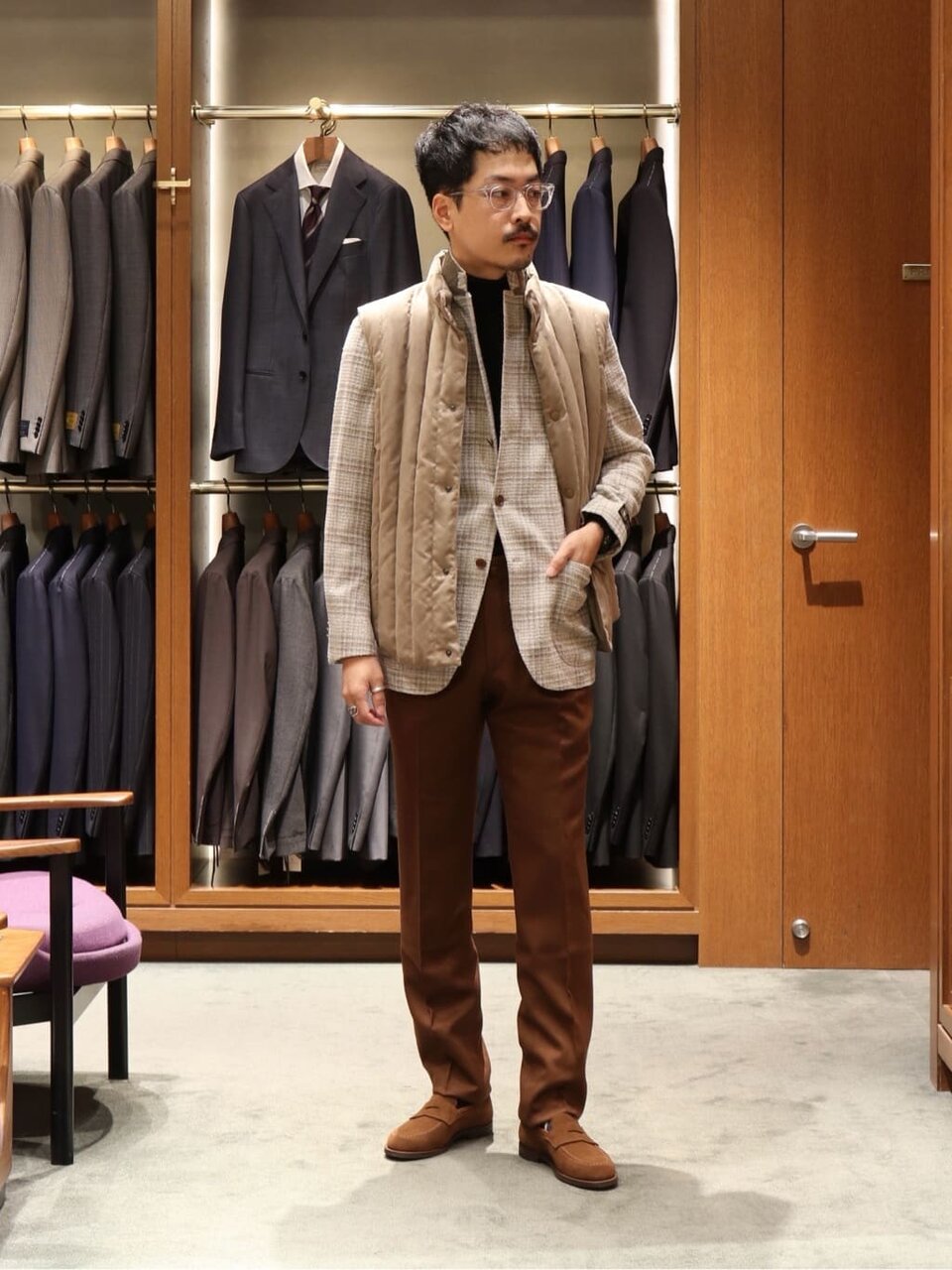 ベージュのダウンベストを着た男性