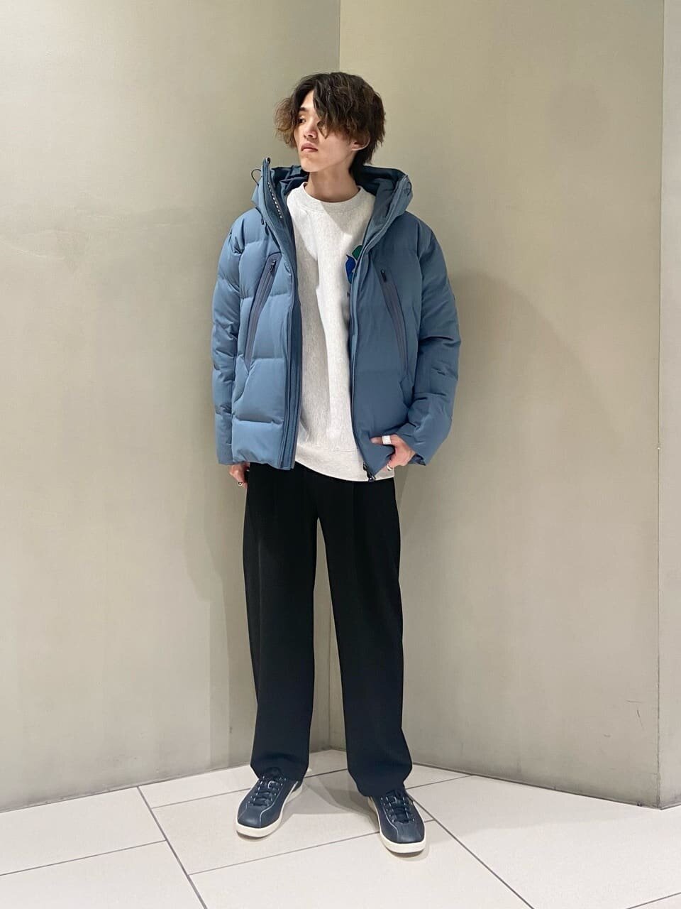 ライトブルーのダウンジャケットを着た男性