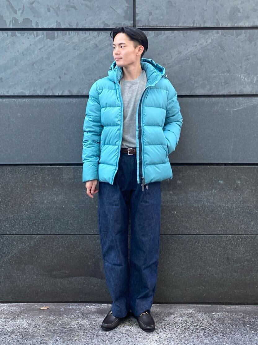 ターコイズのダウンジャケットを着た男性